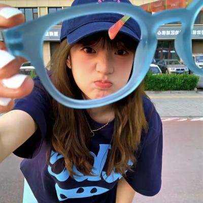 男人女人向前走